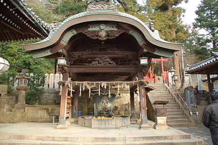 東大寺二月堂前 手水舎
