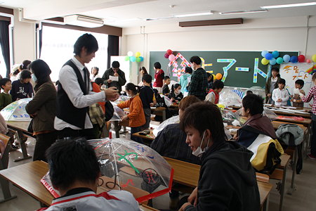 傘でアート会場