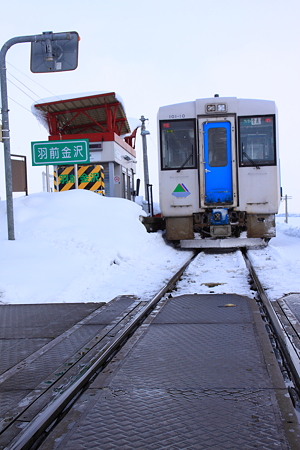 羽前金沢駅に停車中のキハ101系