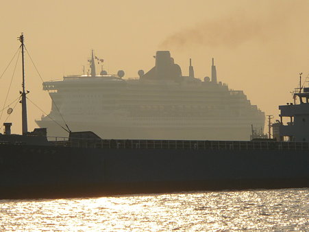 100219-QM2入港 (18)