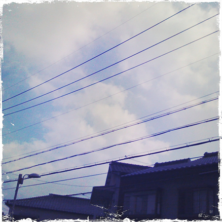 五線紙みたいな空。