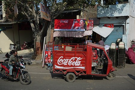 2010.02.04　アーグラー～デリー　オートリクシャーのCoca-Cola運搬車