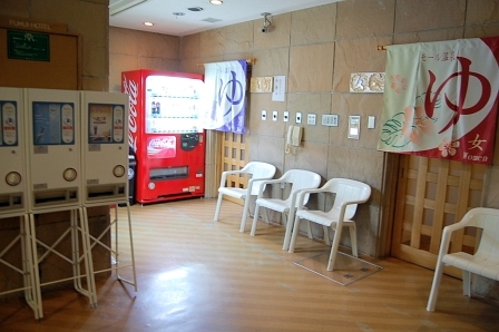 男女脱衣所前に自販機あり。さりげなく防犯カメラも設置