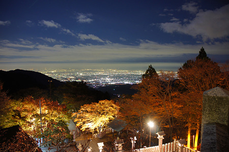 阿夫利神社下社の紅葉と夜景