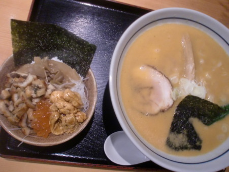 ごま辛そば950円、季節のごはん300円