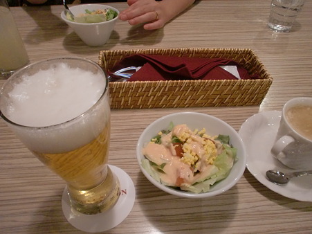 ビール、サラダ、コーヒー