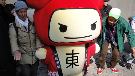 台東くん じいさん二人に手をひかれ 雷門前 2011.2.27 東京マラソン