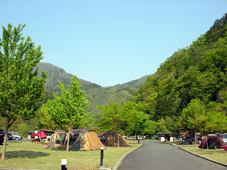 管理棟からキャンプ場を望む。